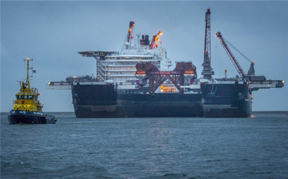 File photo. The Pioneering Spirit, the largest ship in the world, owned by Swiss-Dutch offshore company Allseas, leaves the harbor of Rotterdam, the Netherlands, 6 August 2016. [Lex Van Lieshout/EPA/EFE]