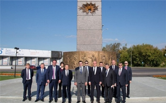 Rosatom Director General Alexey Likhachov (5th from left) with participants at the meeting in Sarov (Image: Russian government)